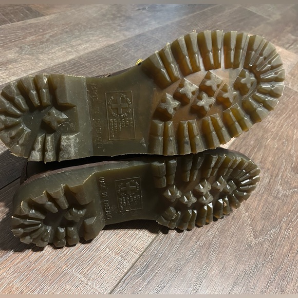 Dr. Martens boots youth size 5 (fits women 7) - Picture 5 of 9